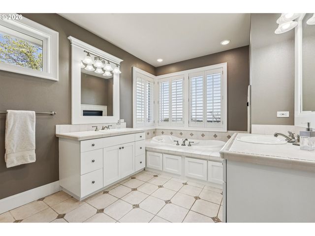 814 Nw SPRING Ave, Portland, OR 97229