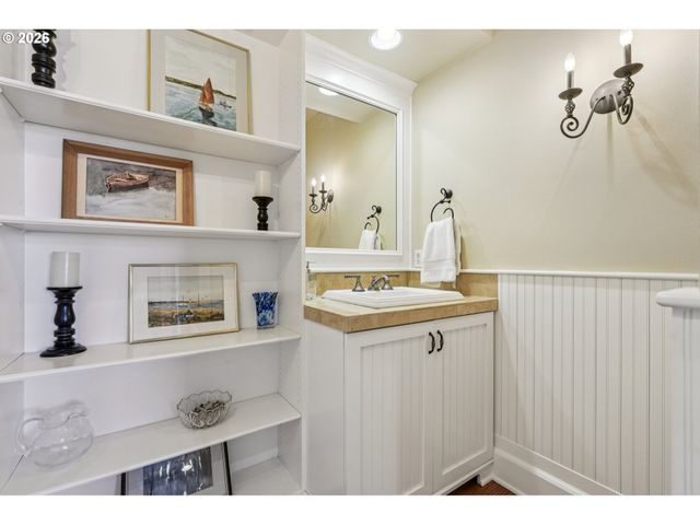 814 Nw SPRING Ave, Portland, OR 97229