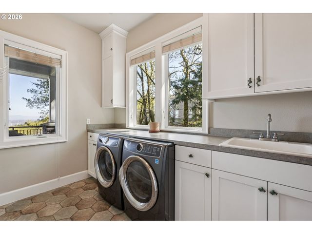 814 Nw SPRING Ave, Portland, OR 97229