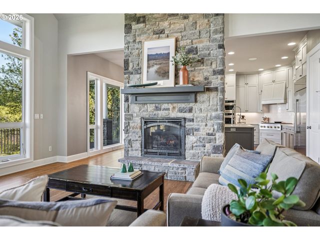 814 Nw SPRING Ave, Portland, OR 97229