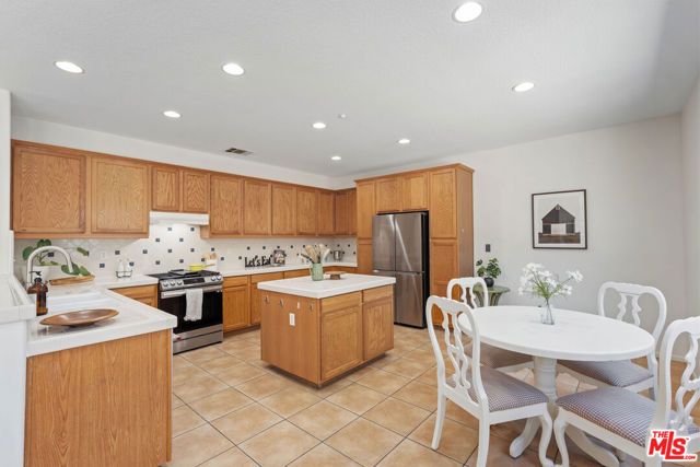 7701 Jordan Avenue, Los Angeles, CA 91304