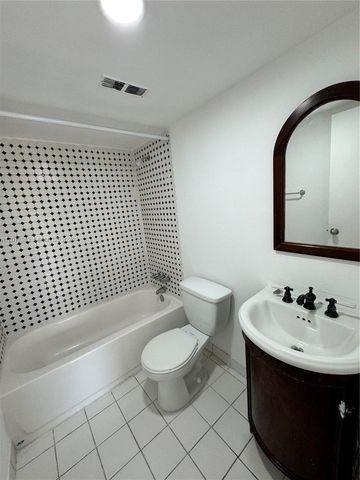 9405 W Flagler St 302D, Miami, FL 33174
