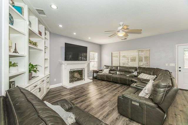 2409 SE Cottonwood Circle, Visalia, CA 93277