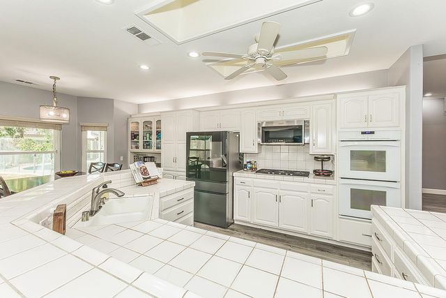 2409 SE Cottonwood Circle, Visalia, CA 93277