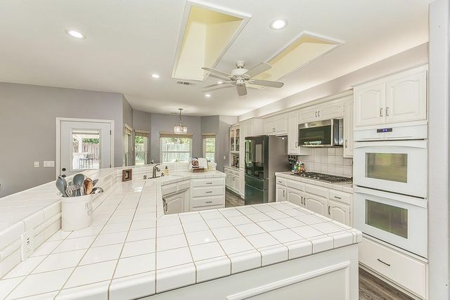 2409 SE Cottonwood Circle, Visalia, CA 93277