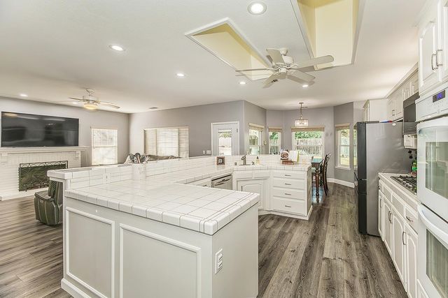 2409 SE Cottonwood Circle, Visalia, CA 93277