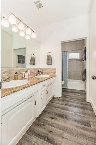 2409 SE Cottonwood Circle, Visalia, CA 93277