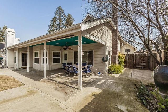 2409 SE Cottonwood Circle, Visalia, CA 93277