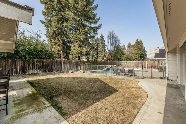 2409 SE Cottonwood Circle, Visalia, CA 93277