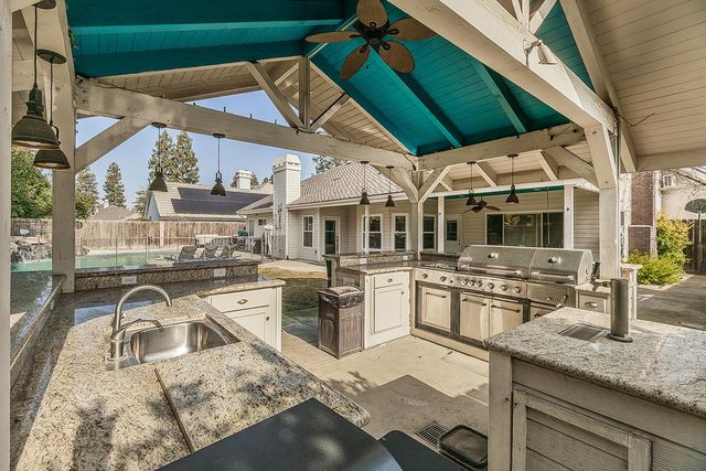 2409 SE Cottonwood Circle, Visalia, CA 93277