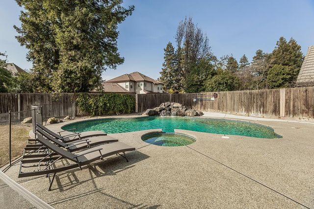 2409 SE Cottonwood Circle, Visalia, CA 93277