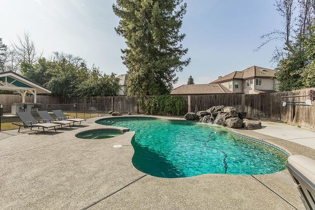 2409 SE Cottonwood Circle, Visalia, CA 93277