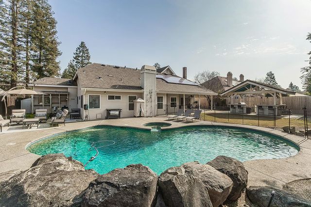 2409 SE Cottonwood Circle, Visalia, CA 93277