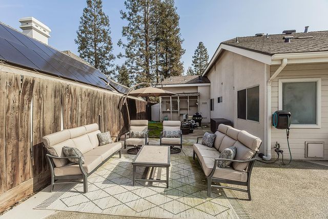 2409 SE Cottonwood Circle, Visalia, CA 93277