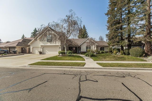 2409 SE Cottonwood Circle, Visalia, CA 93277