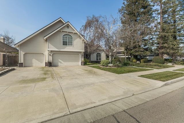 2409 SE Cottonwood Circle, Visalia, CA 93277