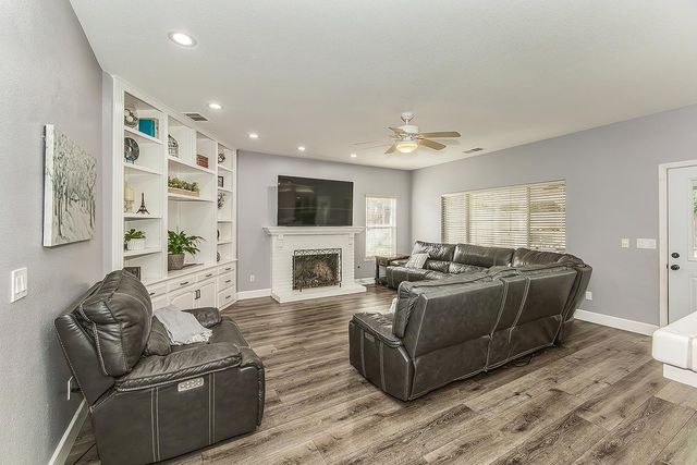 2409 SE Cottonwood Circle, Visalia, CA 93277