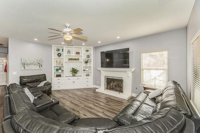 2409 SE Cottonwood Circle, Visalia, CA 93277