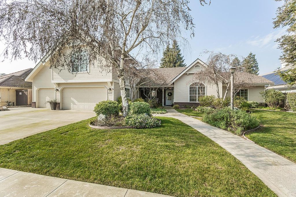 2409 SE Cottonwood Circle, Visalia, CA 93277