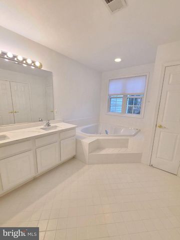 13586 CEDAR RUN LN, Herndon, VA 20171