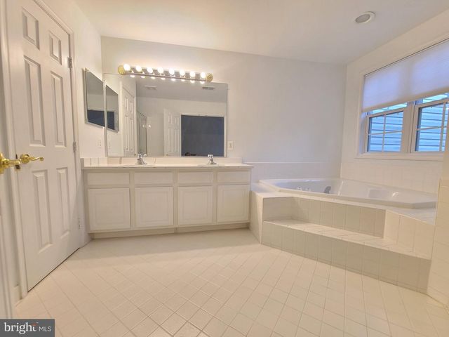 13586 CEDAR RUN LN, Herndon, VA 20171