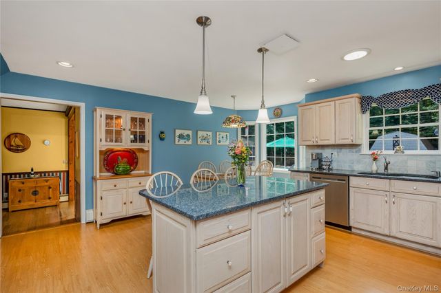 28 Cygnet Drive, Smithtown, NY 11787