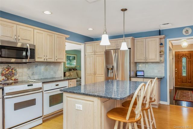 28 Cygnet Drive, Smithtown, NY 11787