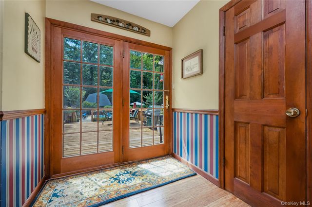 28 Cygnet Drive, Smithtown, NY 11787