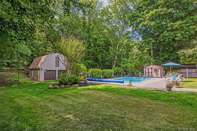 28 Cygnet Drive, Smithtown, NY 11787