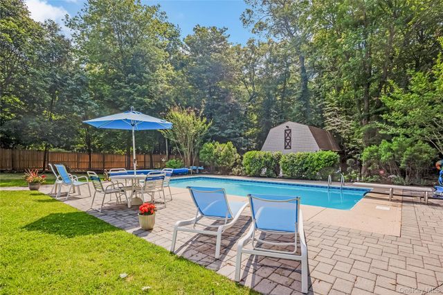 28 Cygnet Drive, Smithtown, NY 11787