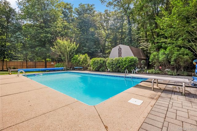 28 Cygnet Drive, Smithtown, NY 11787