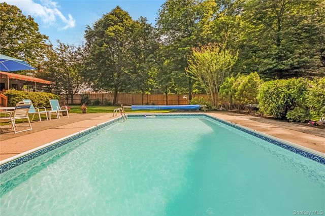 28 Cygnet Drive, Smithtown, NY 11787