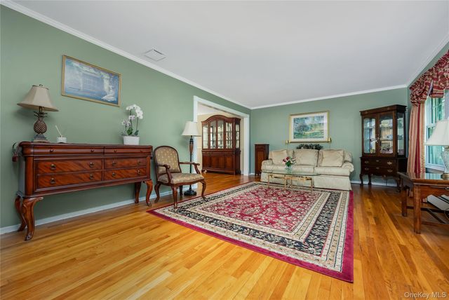 28 Cygnet Drive, Smithtown, NY 11787