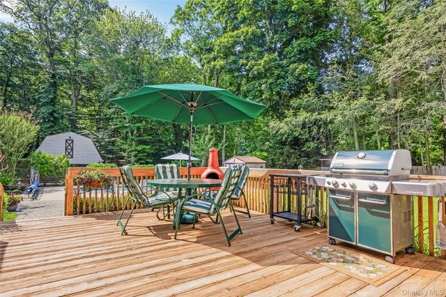 28 Cygnet Drive, Smithtown, NY 11787