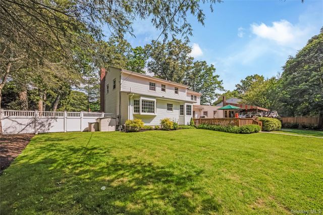 28 Cygnet Drive, Smithtown, NY 11787