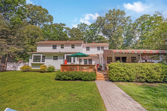 28 Cygnet Drive, Smithtown, NY 11787