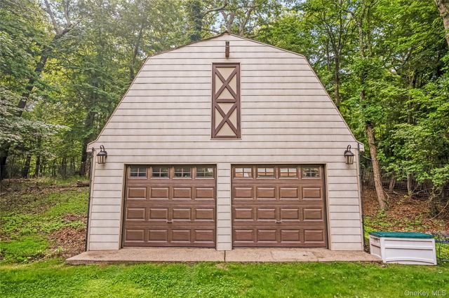 28 Cygnet Drive, Smithtown, NY 11787