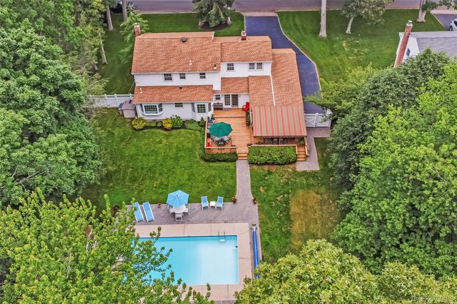 28 Cygnet Drive, Smithtown, NY 11787