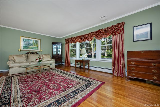 28 Cygnet Drive, Smithtown, NY 11787