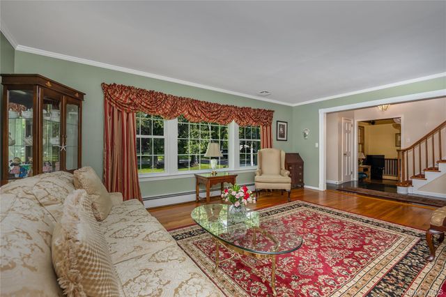 28 Cygnet Drive, Smithtown, NY 11787