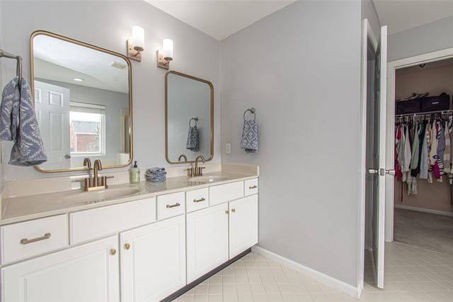 1586 Heritage Lake Drive, Centerville, OH 45458