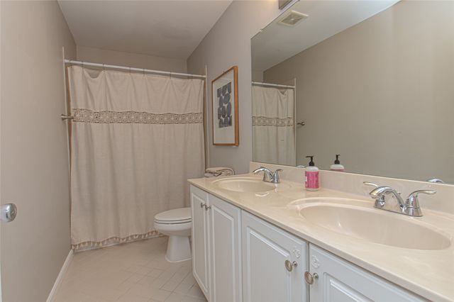 1586 Heritage Lake Drive, Centerville, OH 45458