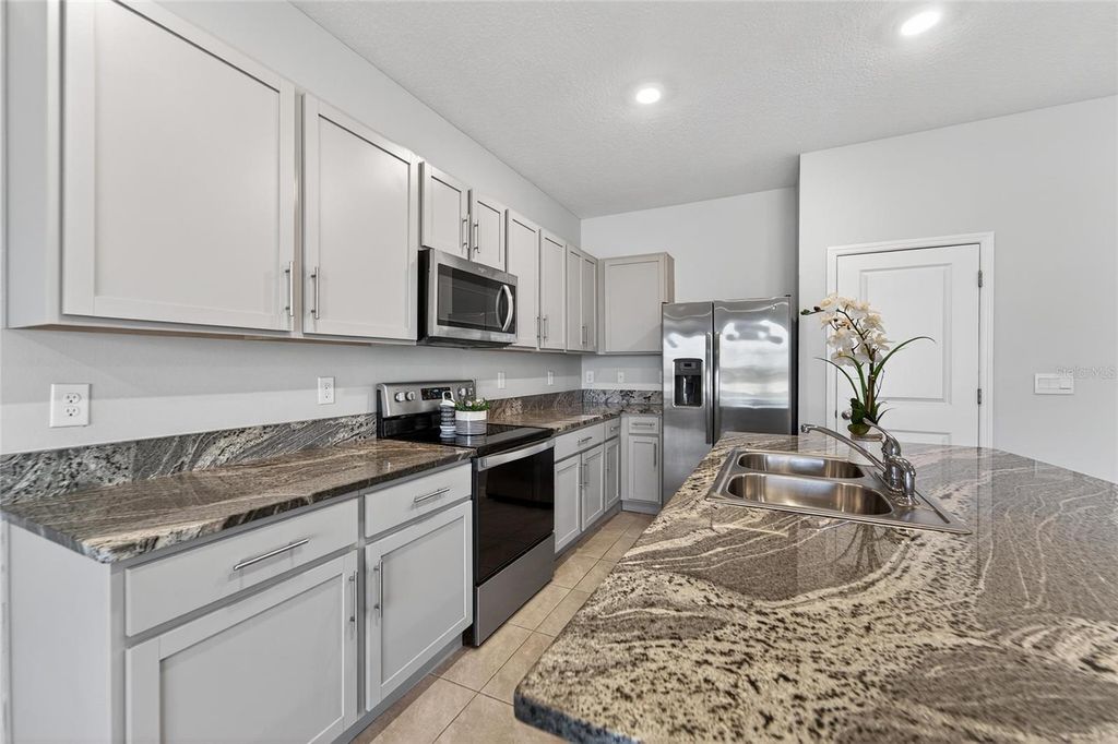 Image 5 of property listing at 188 MANGROVE SHADE CIRCLE, Apollo Beach, FL 33572