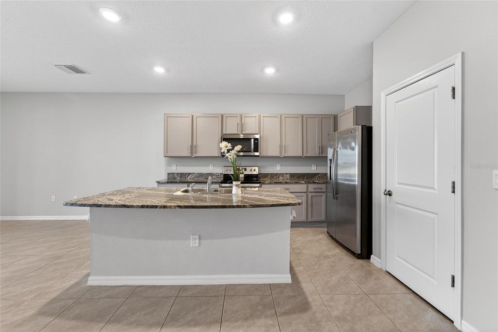 Image 7 of property listing at 188 MANGROVE SHADE CIRCLE, Apollo Beach, FL 33572