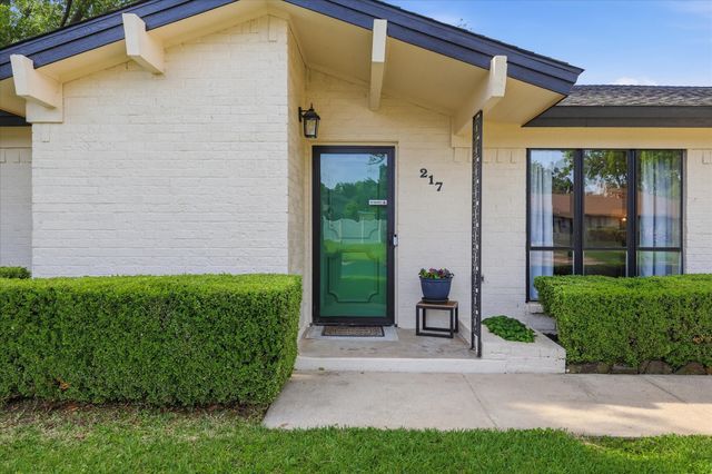 217 E Louella Drive, Hurst, TX 76054