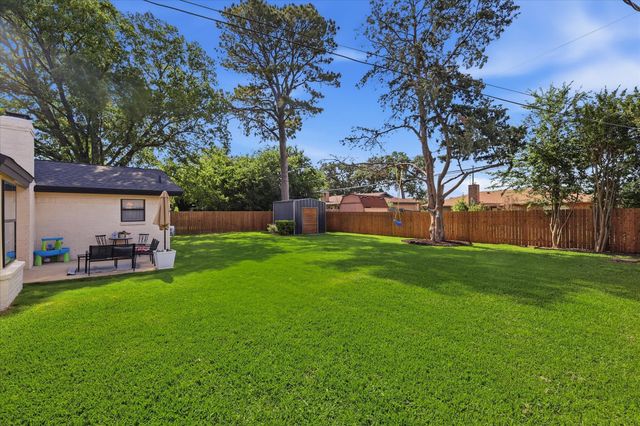 217 E Louella Drive, Hurst, TX 76054