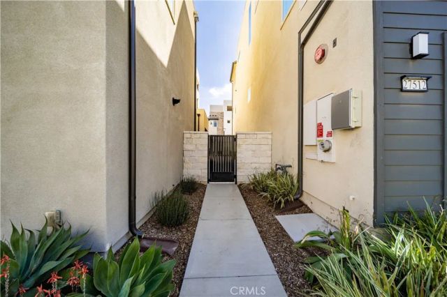 27516 Golden Currant Place, Valencia, CA 91381