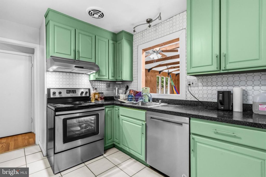 Image 9 of property listing at 2914 STONYBROOK DR, Bowie, MD 20715