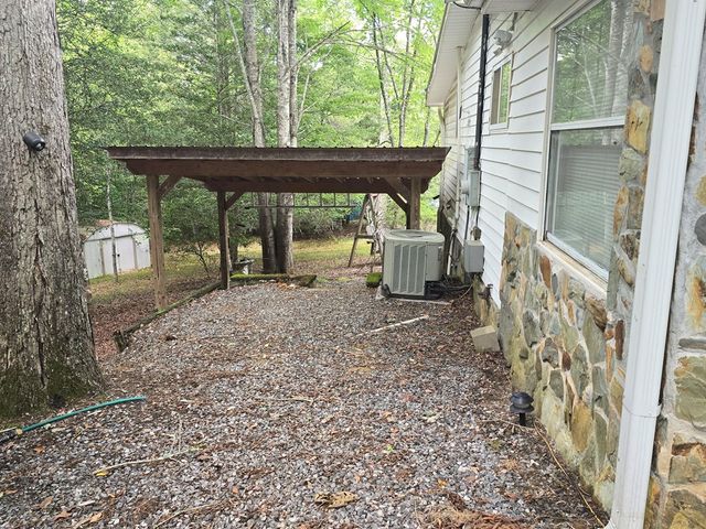 64 Green Oak Road, Warne, NC 28909