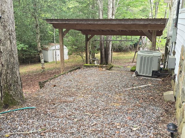 64 Green Oak Road, Warne, NC 28909